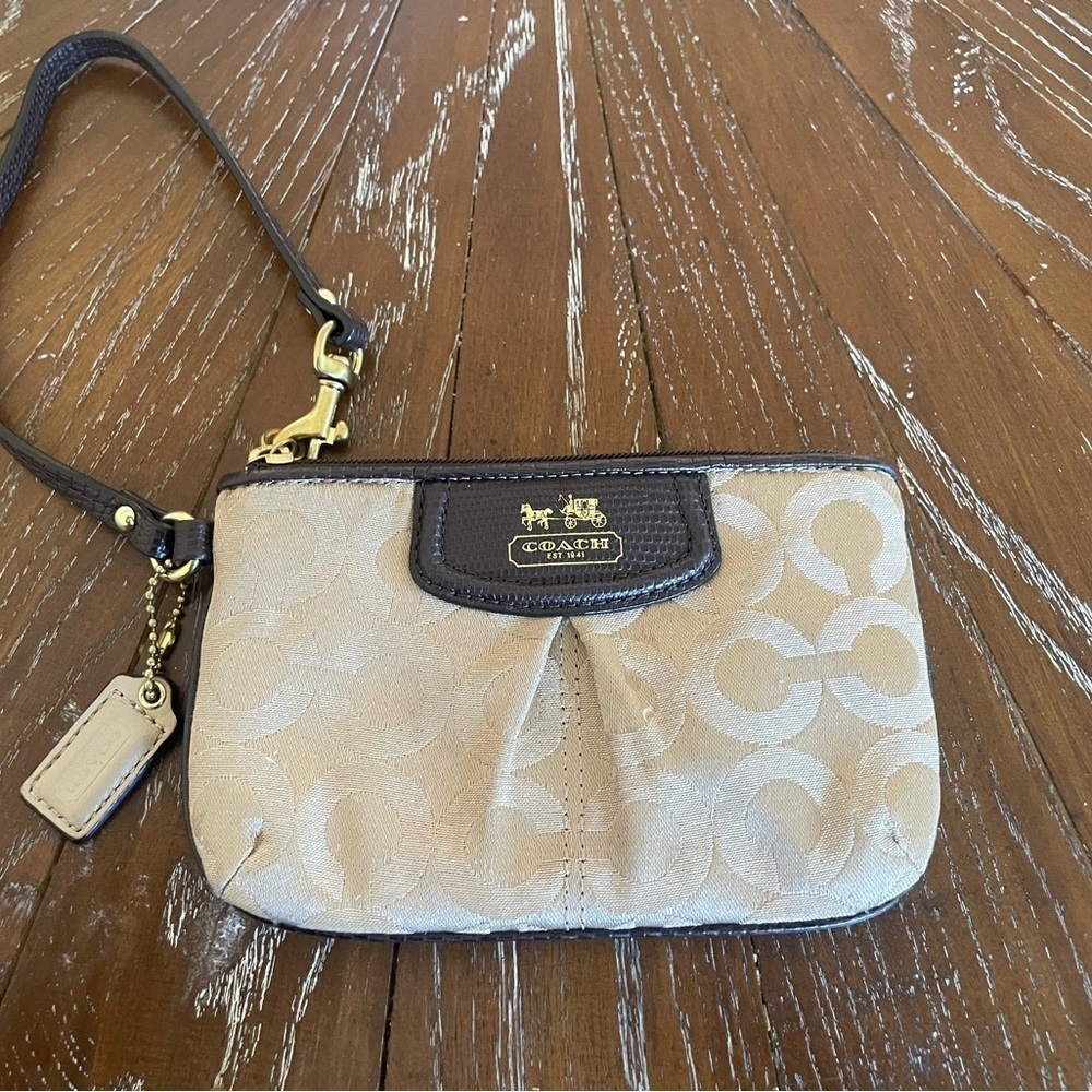 Coach|| Y2K Wristlet Wallet with the Classic C logo and original hang tag.